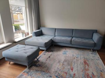 Lichtblauwe hoekbank met hocker gratis deze week