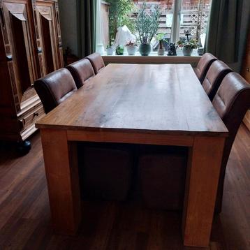 Houten eettafel voor 6 tot 8 personen