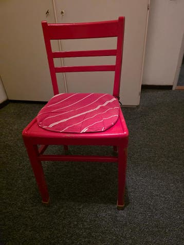 Vintage rode houten stoel