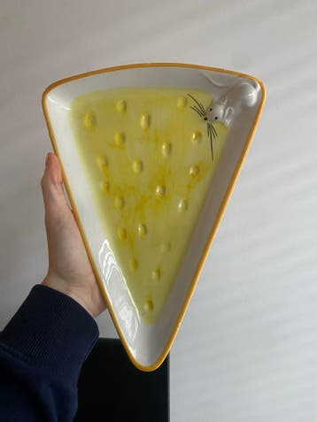 Kaasvormige schaal met muisje