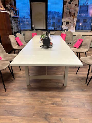 Grote eettafel, uitschuifbaar tot 270 cm.