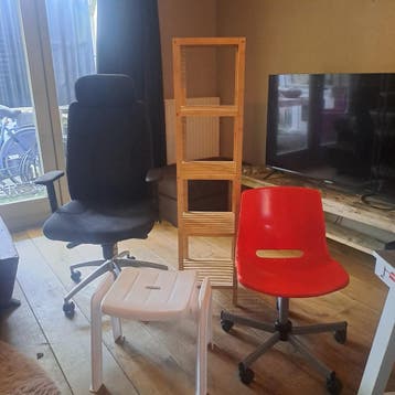 Gratis af te halen: Bureau, stoel, krukje & doucherek