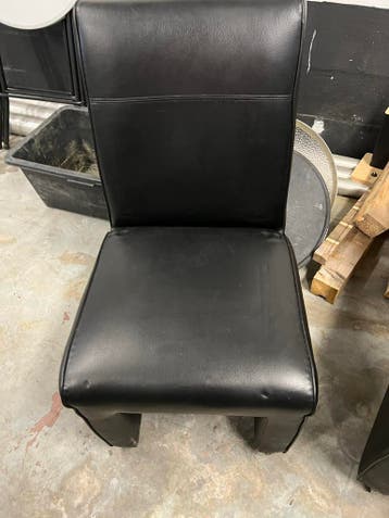 Gratis stoelen af te halen  zsm ophalen aub moet weg.