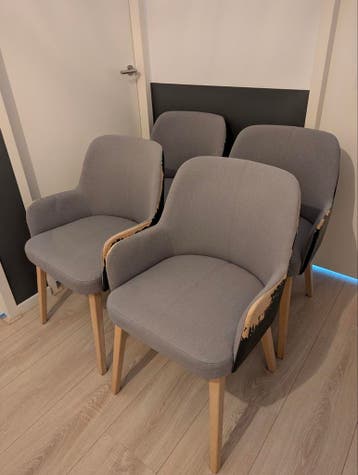 Set van 4 grijs-blauwe goed zittende eetkamerstoelen.