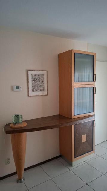 Uniek wandmeubel met bureau en vitrinekast