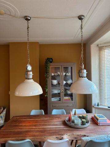 Twee witte industriële hanglampen