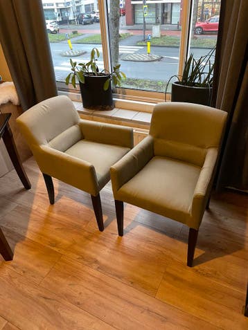 Set van 2 grijs-groene stoffen stoelen met armleuning
