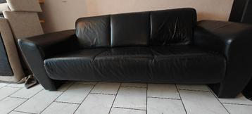 Mooie lederen bank met gebruikssporen