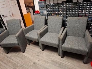Gratis 4 grijze stoelen met armleuning