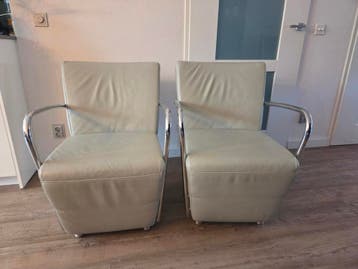 2 fauteuils lichtgrijs (van Goossens)