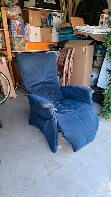 Donkerblauwe elektrische relaxstoel, werkt goed.