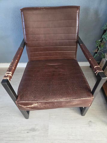 Gratis Vintage fauteuil met armleuning - Beschadigde stof