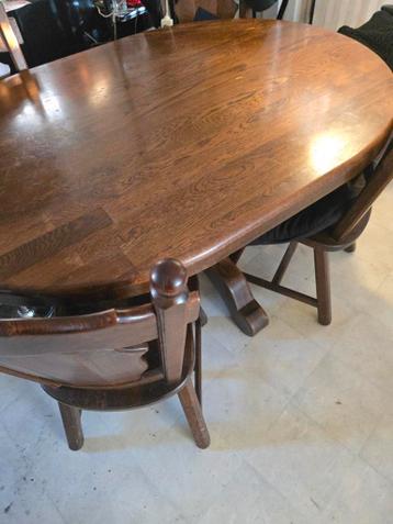 Zwaar Eiken eettafel met 4 stoelen