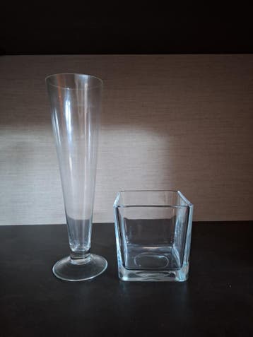 Twee kleine vaasjes van glas