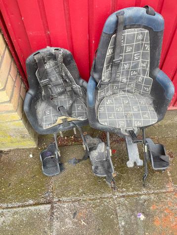 Twee oude fietsstoeltjes