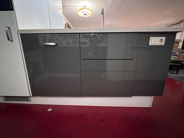 Complete keuken met SMEG gasfornuis en afzuigkap