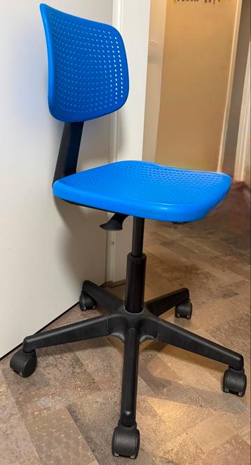 Blauwe bureaustoel in goede staat