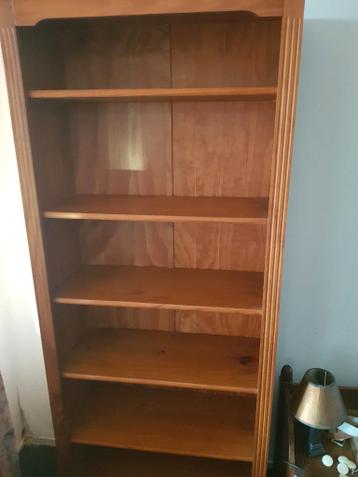 Gratis Koelkast die werkprima,  Kleding kast en nog meer.