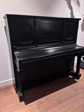 Zwarte antieke piano