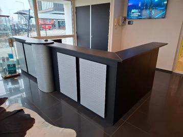 GRATIS ontvangst balie bestaande uit 2 bureau's met ombouw