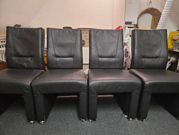 4 eetkamer stoelen met wieltjes