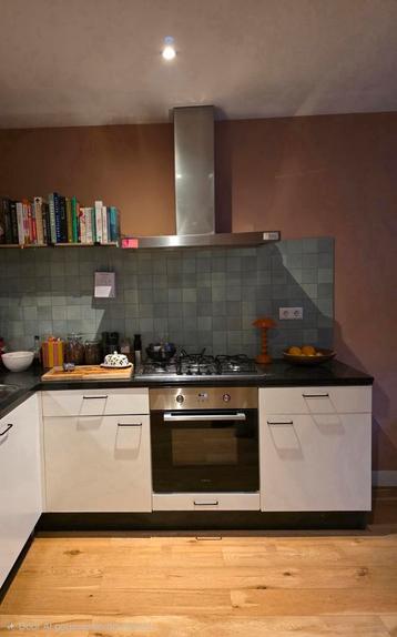 Moderne hoekkeuken met inbouwapparatuur