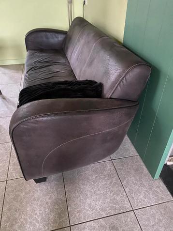 Bank bruin, breed 210, hoogte 82, diepte incl achterkant 80