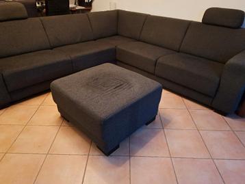 Gratis antraciete hoekbank met hocker