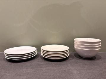 10 ontbijtbordjes en 4 kommen - gratis afhalen