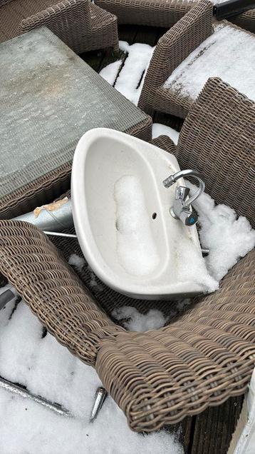 Wastafel met kraan en wat toebehoren