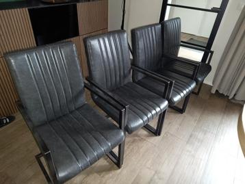 4 eetkamerstoelen. Microleder met metalen frame