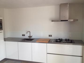 Gratis witte keukenfronten in hoogglans glaslook