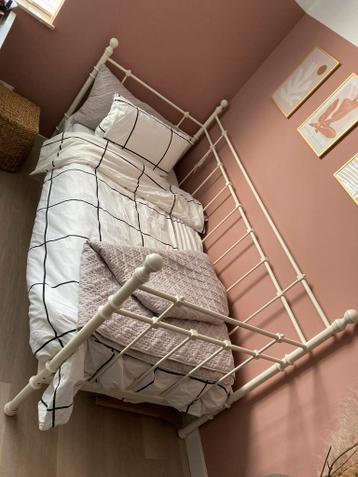 Net eenpersoonsbed 90x200 met matras en Boss spiraalbodem