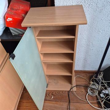 Houten kastje met glazen deur