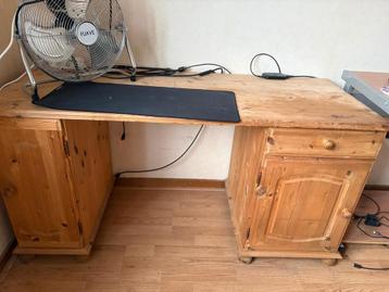 Bureau in mindere staat en meer