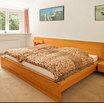 Tweepersoonsbed met matrassen en nachtkastjes - Gratis