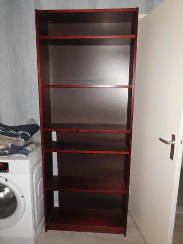 Donkerbruine Ikea boekenkast