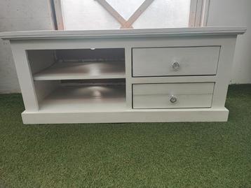 Gratis Witte meubels (tv kast en salontafel)