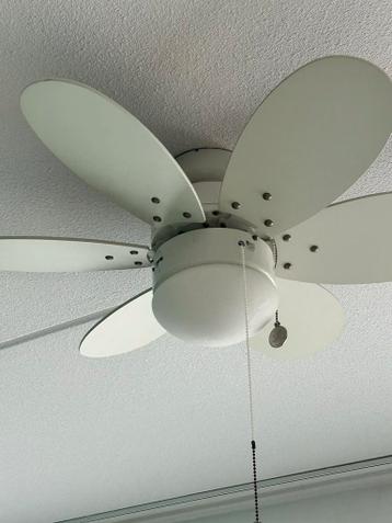 Witte plafondventilator met omkeerbare bladen