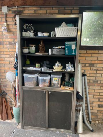 RVS kast met zwarte planken en koof - gratis af te halen