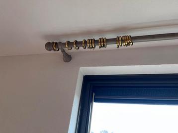 Houten gordijn roedes met koperkleurige ringen