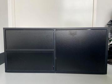 Zwart kastje met 2 lades en deurtje met drukknop