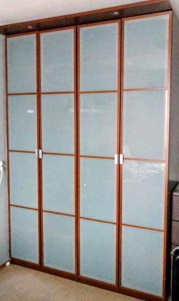 Gratis Kledingkast met glazen deuren en verlichting