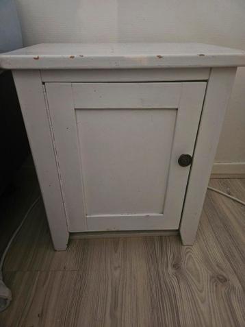 Gratis houten nachtkastje