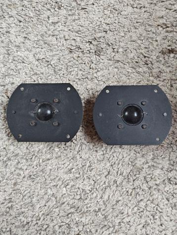 Twee dome tweeters