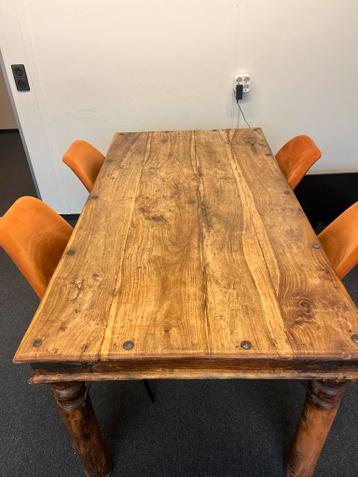Gratis Massief houten tafel met 4 oranje velours stoelen