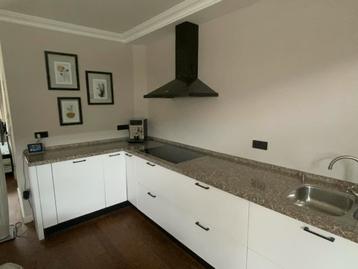 Complete keuken met natuursteen aanrechtblad