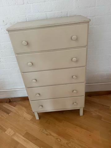 Witte ladekast met 5 laden afhalen vandaag in Ngein