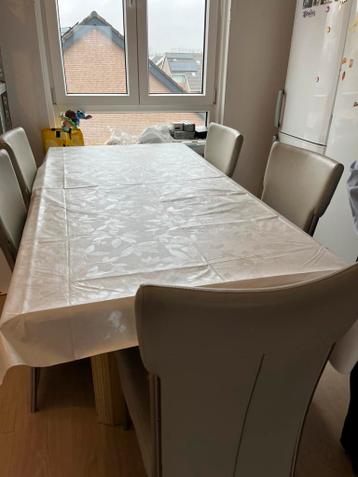 GRATIS Eettafel inclusief 5 stoelen en tafelkleed