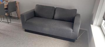 Grijze tweepersoonsbank